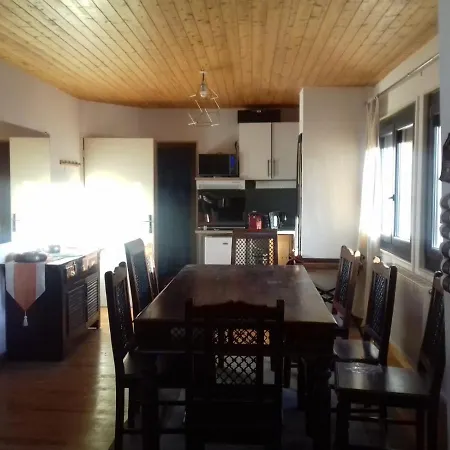 En Loft 50m2 Dans Maison Avec En Mezzanine Et Canapes Lits Dans Salon Apartment