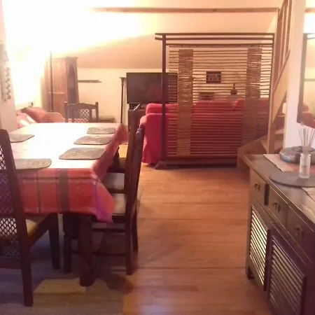 Apartment En Loft 50m2 Dans Maison Avec En Mezzanine Et Canapes Lits Dans Salon