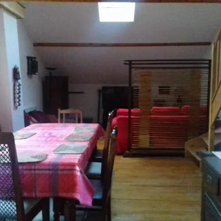En Loft 50m2 Dans Maison Avec En Mezzanine Et Canapes Lits Dans Salon Apartment