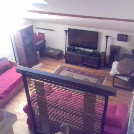En Loft 50m2 Dans Maison Avec En Mezzanine Et Canapes Lits Dans Salon Apartment